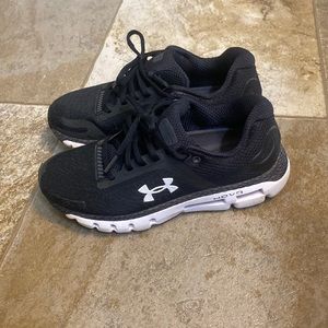 Women’s Under Armour shoes size 6.5